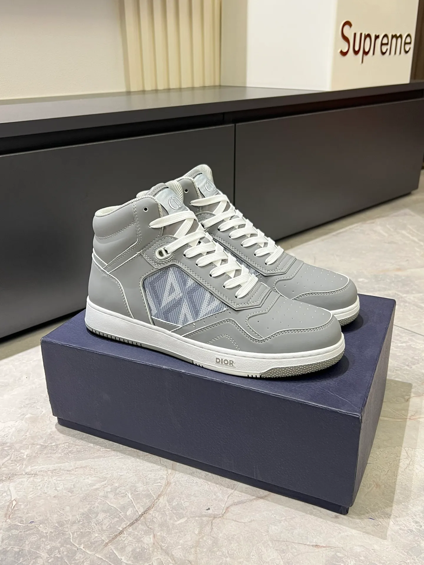 Men's shoes 💰p460 "Dio*" mid-top B27 casual sneakers. This B27 high-top sneaker is a new product in the series and continues Di*r's classic style. Crafted from gray and white smooth calf leather with beige and black Oblique print panels on the sides. The "CD Icon" shaped shoelace eyelets are clever and delicate, and the two-color rubber sole, rear collar and heel are all equipped with the brand's iconic details to enhance the style. Oblique printed straps at the ankle allow for an adjustable fit to complement the overall design. Fashionable and versatile, it can complement any look. Create an exquisite design with unique dynamic vitality and modern atmosphere, presented in low-top and high-top styles. This new must-have shoe adds a new dimension to Dior's archive heritage, embodying modern elegance. Purchase the original version and make it 1:1. If you need top quality, please come to me! Male 38-44!